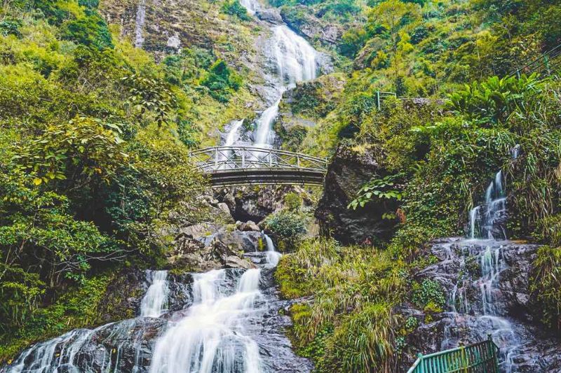 Be ecstatic by the beautiful beauty of Bac Waterfall